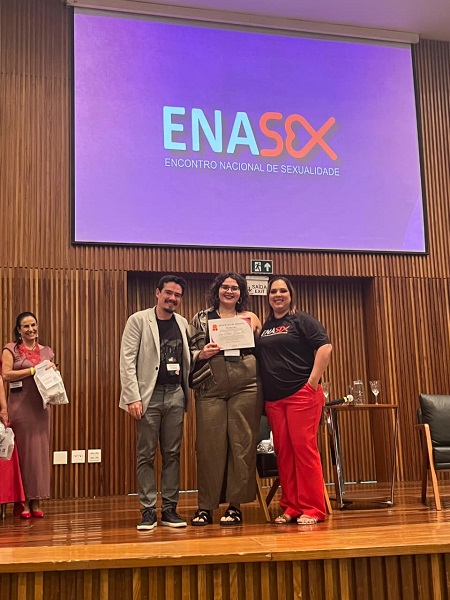 Larissa recebe prêmio noi Enasex